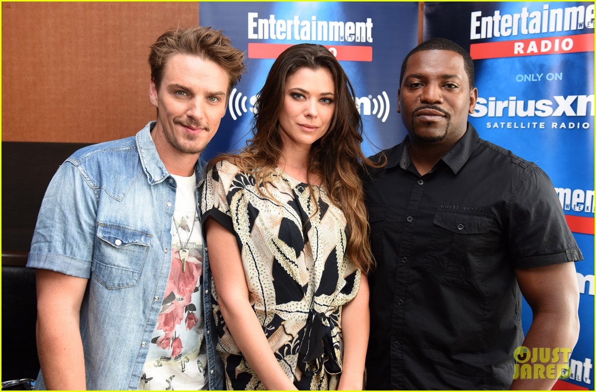 Peyton List & Riley Smith Bring 'Frequency' to Comic-Con 2016: Photo  1001393 | 2016 Comic-Con, Frequency, Mekhi Phifer, Peyton E List, Riley  Smith, Television Pictures | Just Jared Jr.