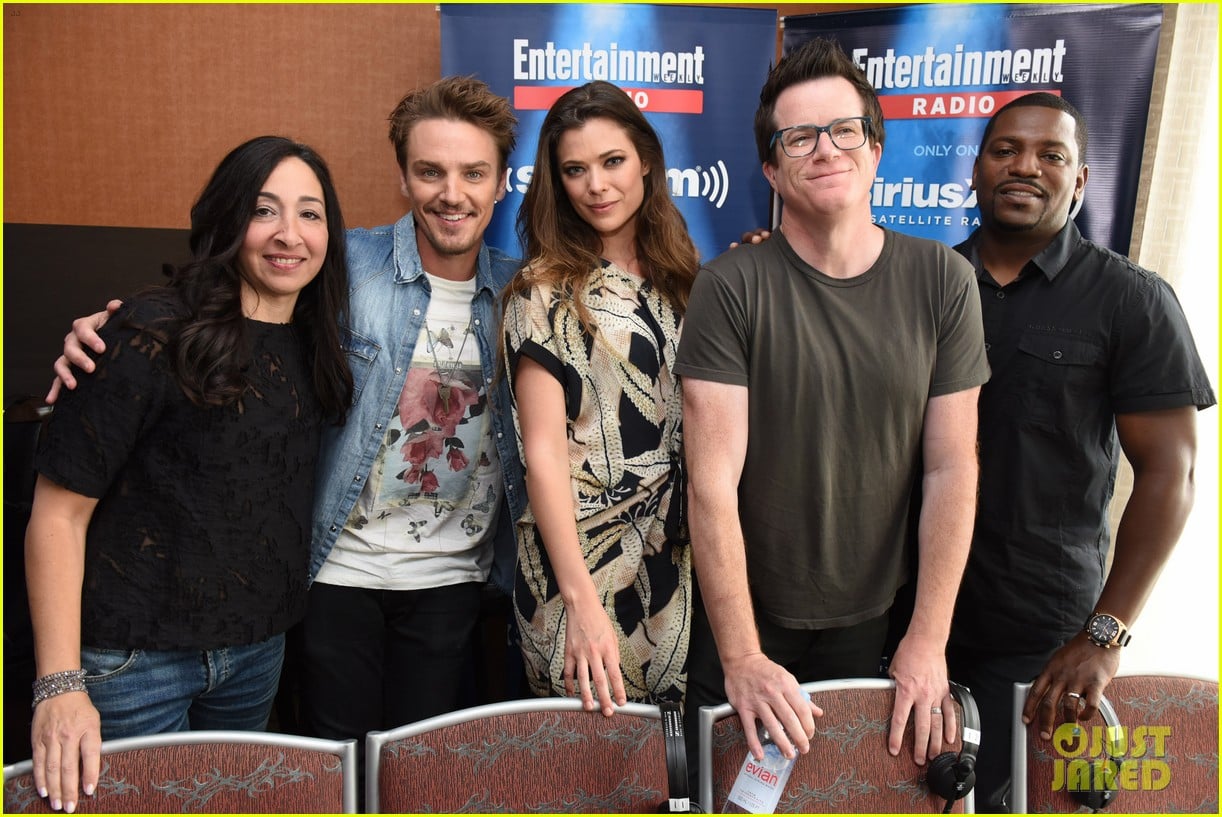 Full Sized Photo of peyton list riley smith frequency 2016 comic con 05 |  Peyton List & Riley Smith Bring 'Frequency' to Comic-Con 2016 | Just Jared  Jr.