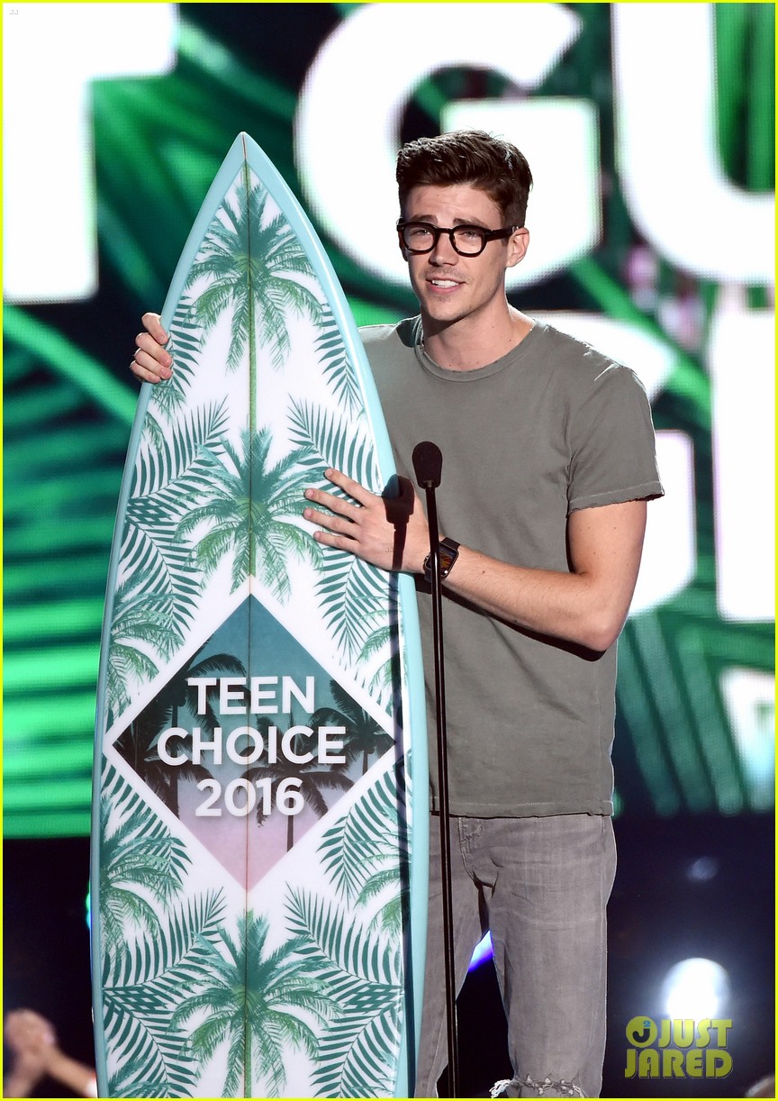 Grant Gustin Wins Choice TV Actor at Teen Choice Awards 2016 Photo