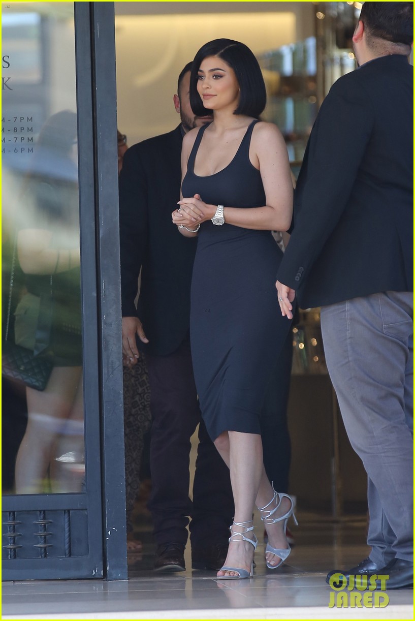 Full Sized Photo Of Kylie Jenner Debuts Her New Short Haircut 18 Kylie Jenner Just Chopped Off Her Hair Just Jared Jr