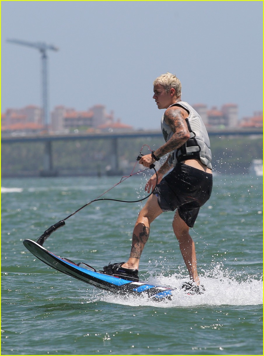 Justin Bieber & Mystery Girl Enjoy Time on His Yacht | Photo 992039 ...