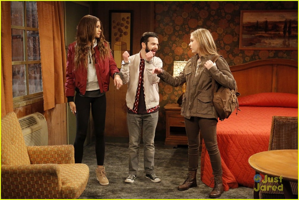 Full Sized Photo Of Kc Undercover Catch Him If Can Stills 03 Marisa And Ernie Team Up On A