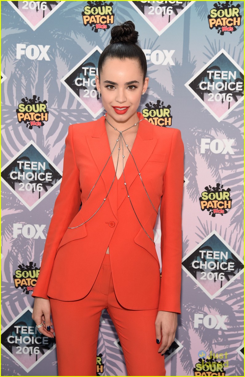 Kelsea Ballerini & Sofia Carson Rock The Red Carpet at Teen Choice