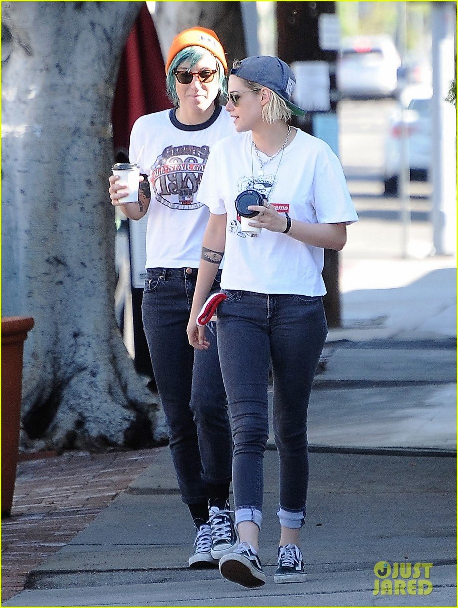 Kristen Stewart & Alicia Cargile Share A Kiss While Out In La 