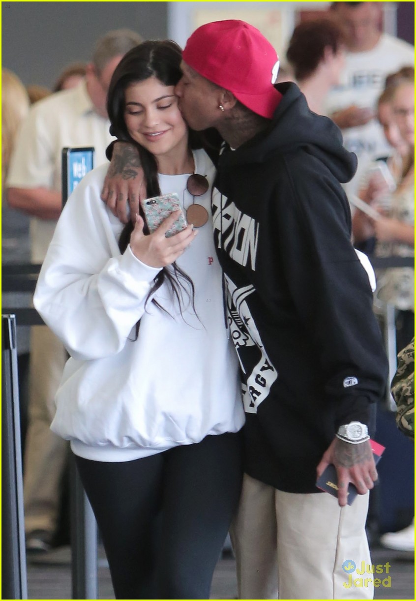 Kylie Jenner Gets a Big Kiss from Tyga at the Airport! | Photo 994469 ...