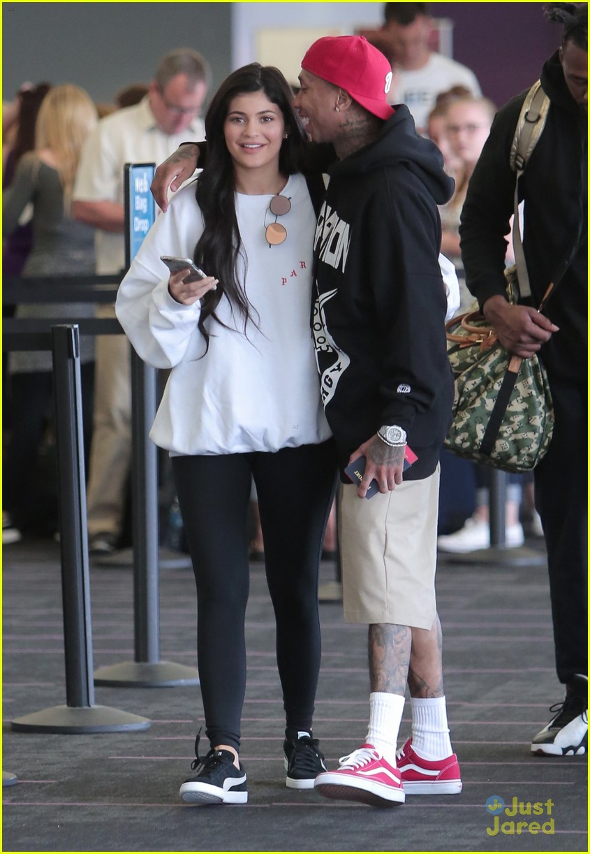 Kylie Jenner Gets A Big Kiss From Tyga At The Airport Photo 994470