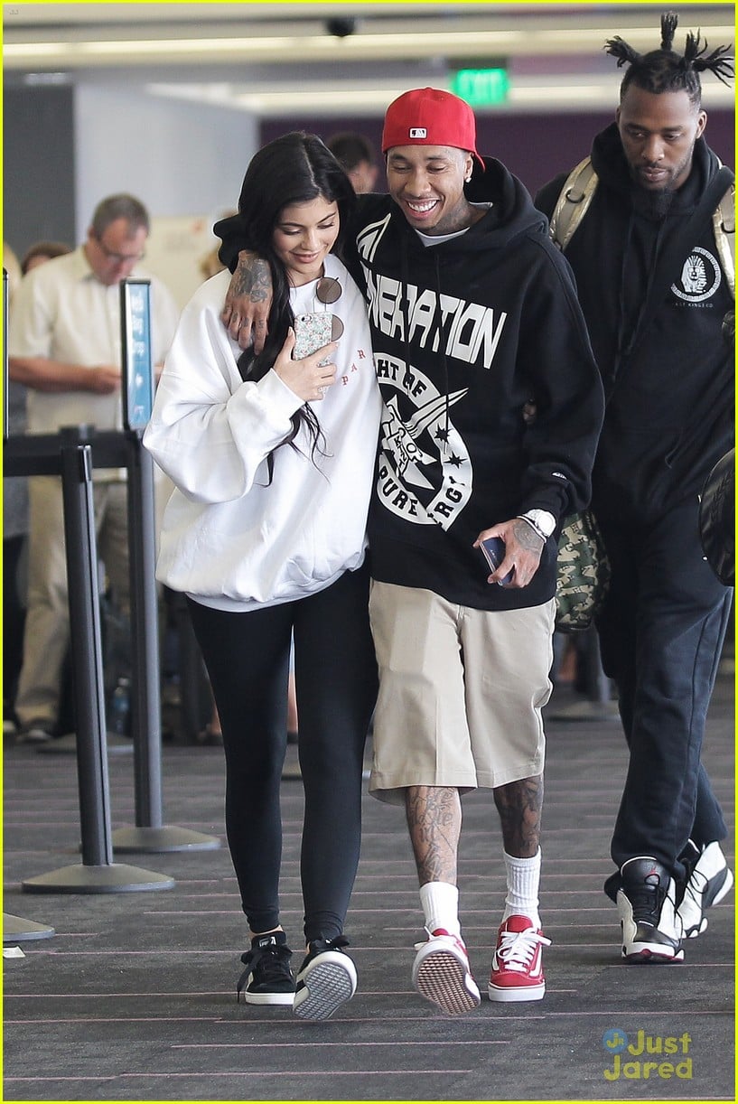 Kylie Jenner Gets A Big Kiss From Tyga At The Airport Photo 994476