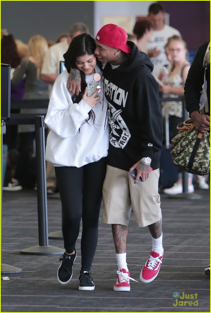 Kylie Jenner Gets A Big Kiss From Tyga At The Airport Photo 994481