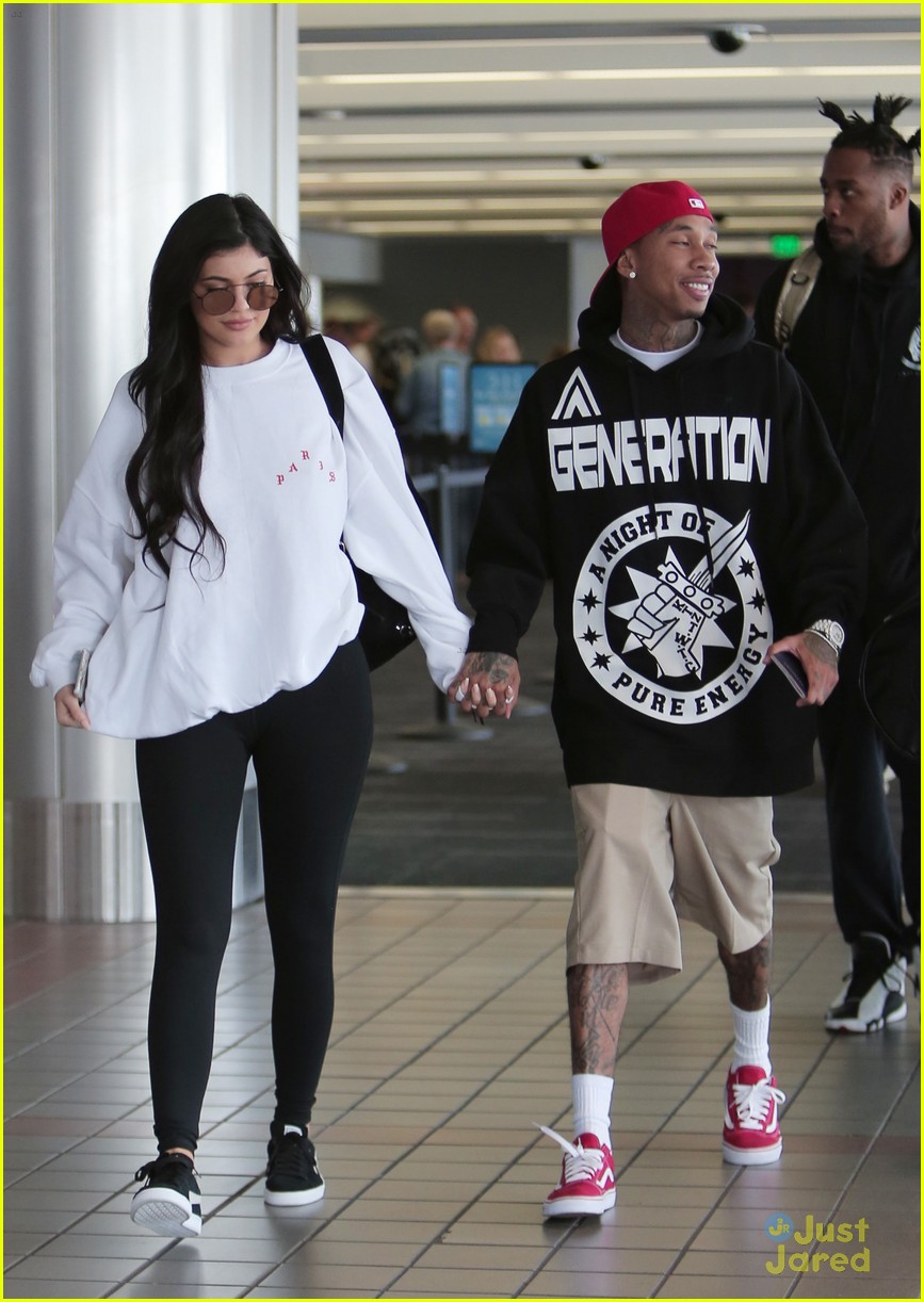 Kylie Jenner Gets A Big Kiss From Tyga At The Airport Photo 994488