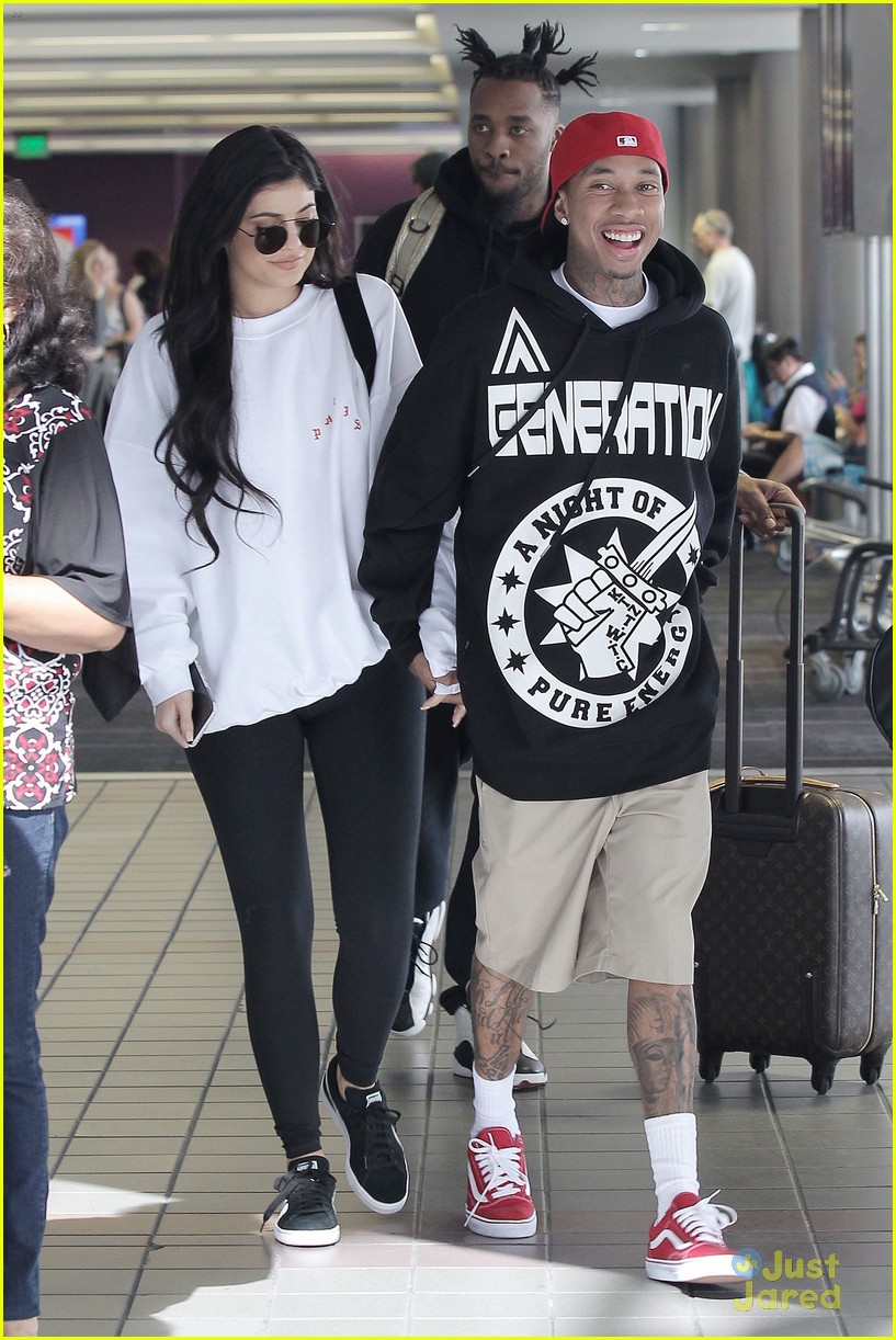 Kylie Jenner Gets A Big Kiss From Tyga At The Airport Photo 994492