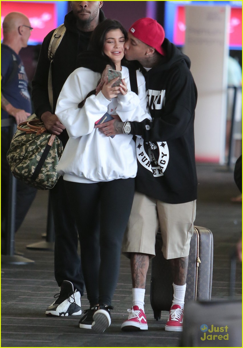 Kylie Jenner Gets a Big Kiss from Tyga at the Airport! | Photo 994499 ...