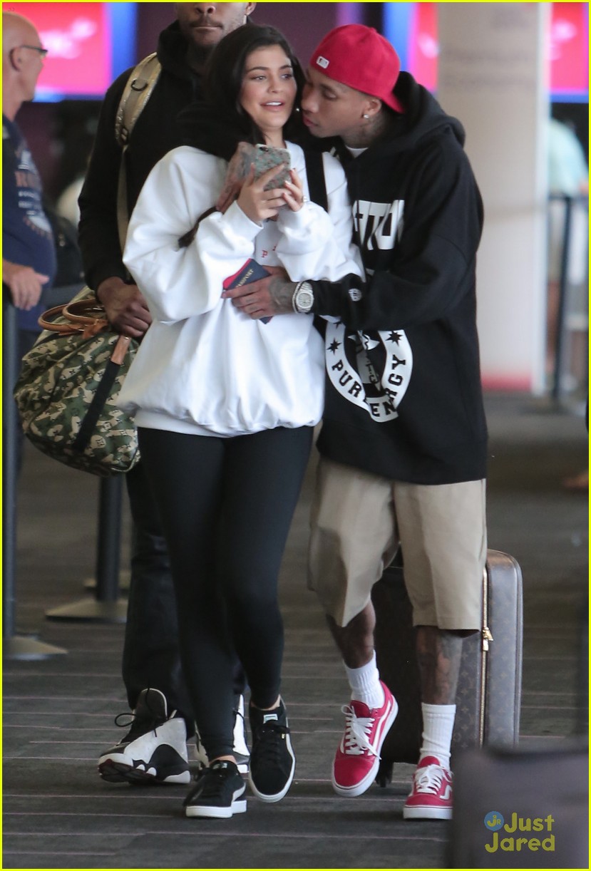 Full Sized Photo Of Kylie Jenner Tyga Kiss Airport 36 Kylie Jenner