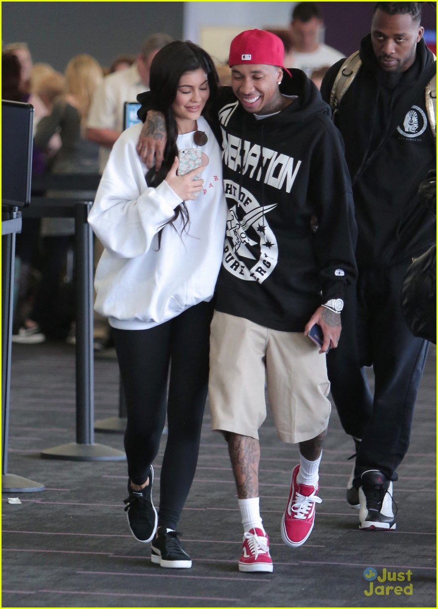 Kylie Jenner Gets A Big Kiss From Tyga At The Airport Photo 994504 Photo Gallery Just 