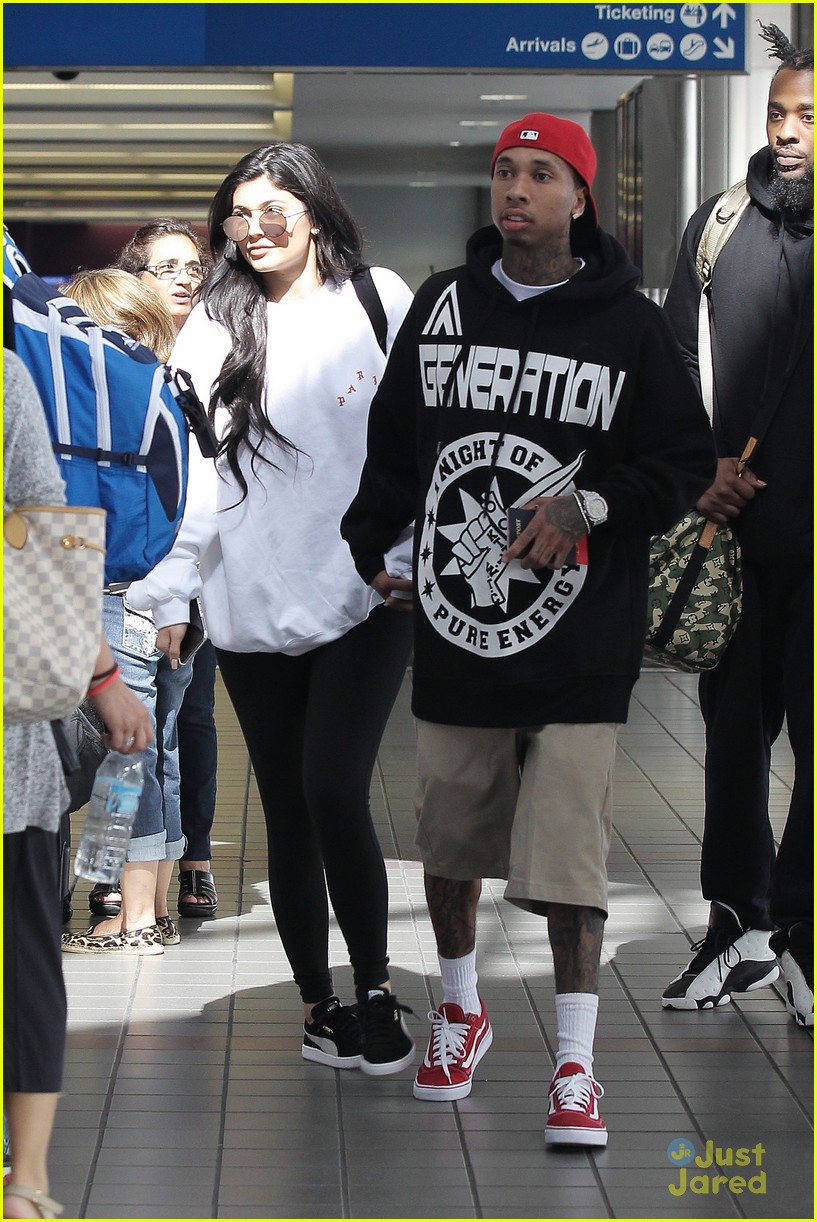 Kylie Jenner Gets A Big Kiss From Tyga At The Airport Photo 994530