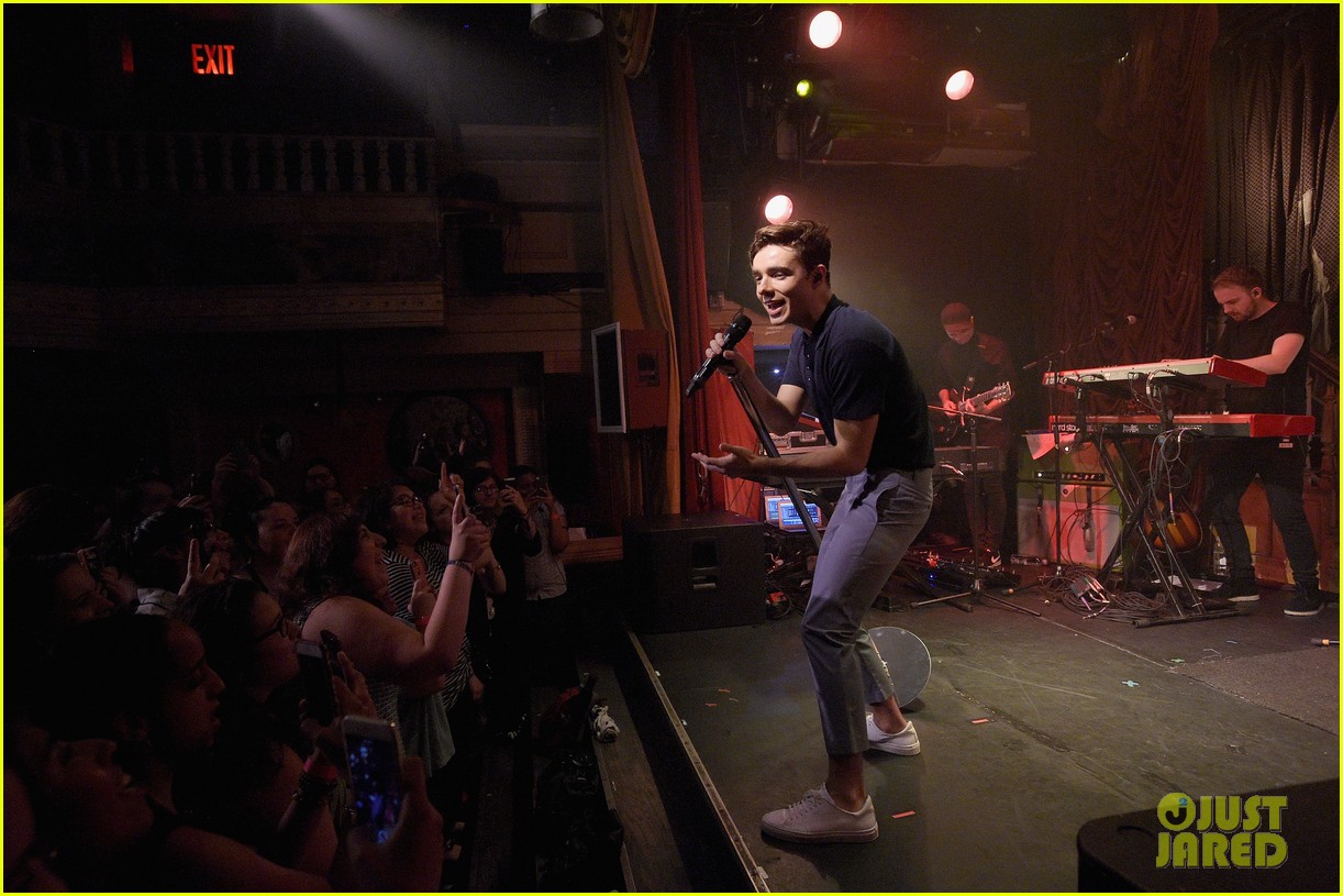 full-sized-photo-of-nathan-sykes-performs-the-box-nyc-02-nathan-sykes