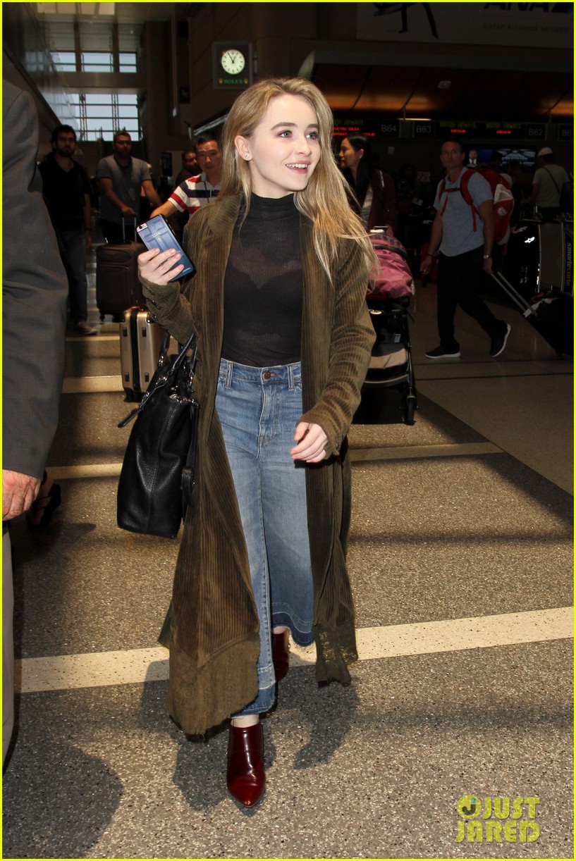 Full Sized Photo of sabrina carpenter jets to london for adventures in