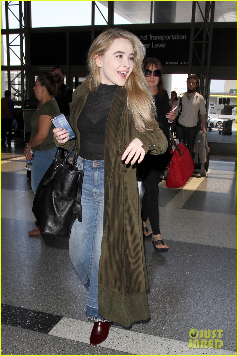 Full Sized Photo of sabrina carpenter jets to london for adventures in