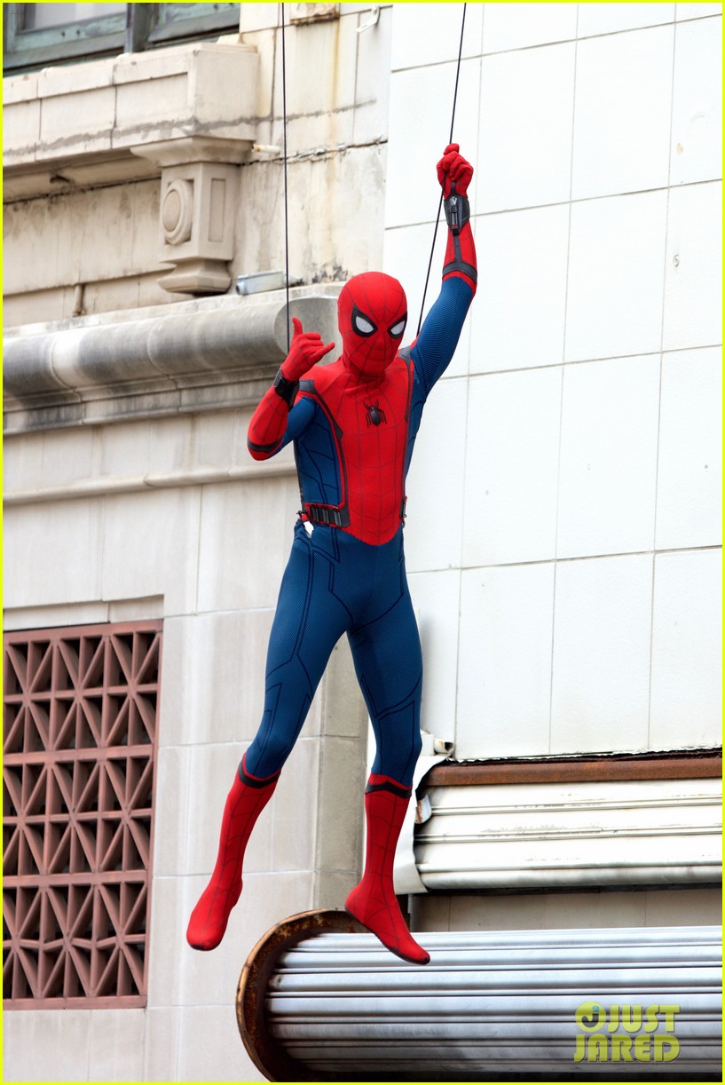 spider man swings into action on set 05