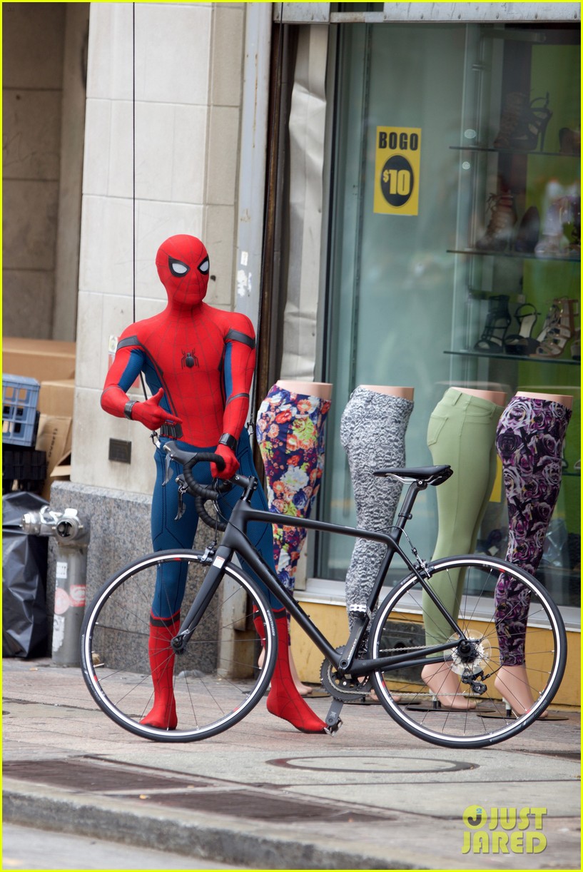 spider man swings into action on set 07