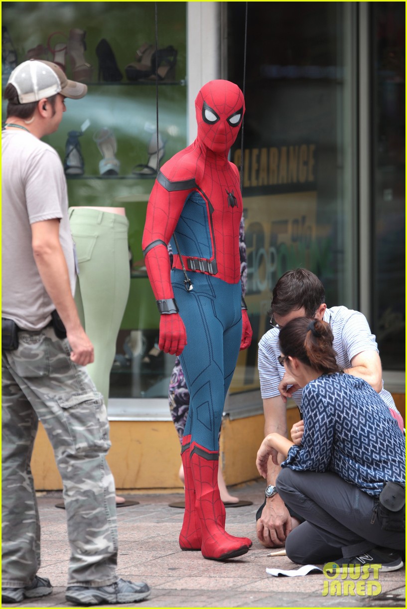 spider man swings into action on set 09