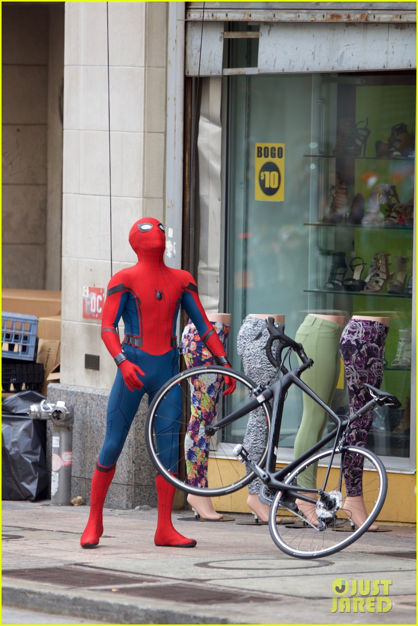 spider man swings into action on set 14