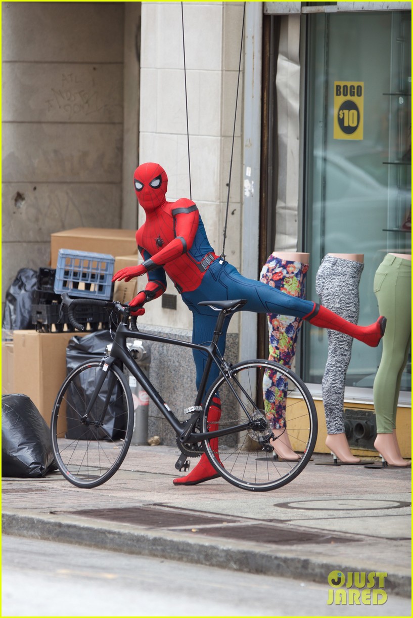 spider man swings into action on set 19