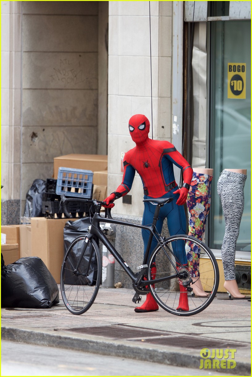 spider man swings into action on set 20