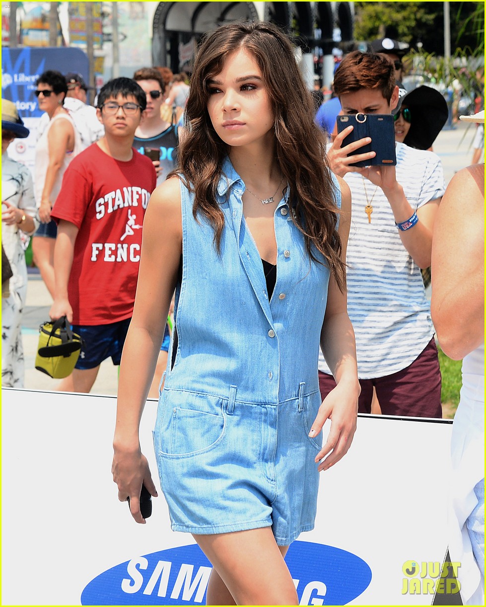 Full Sized Photo of hailee steinfeld shows off her new merch01618 ...