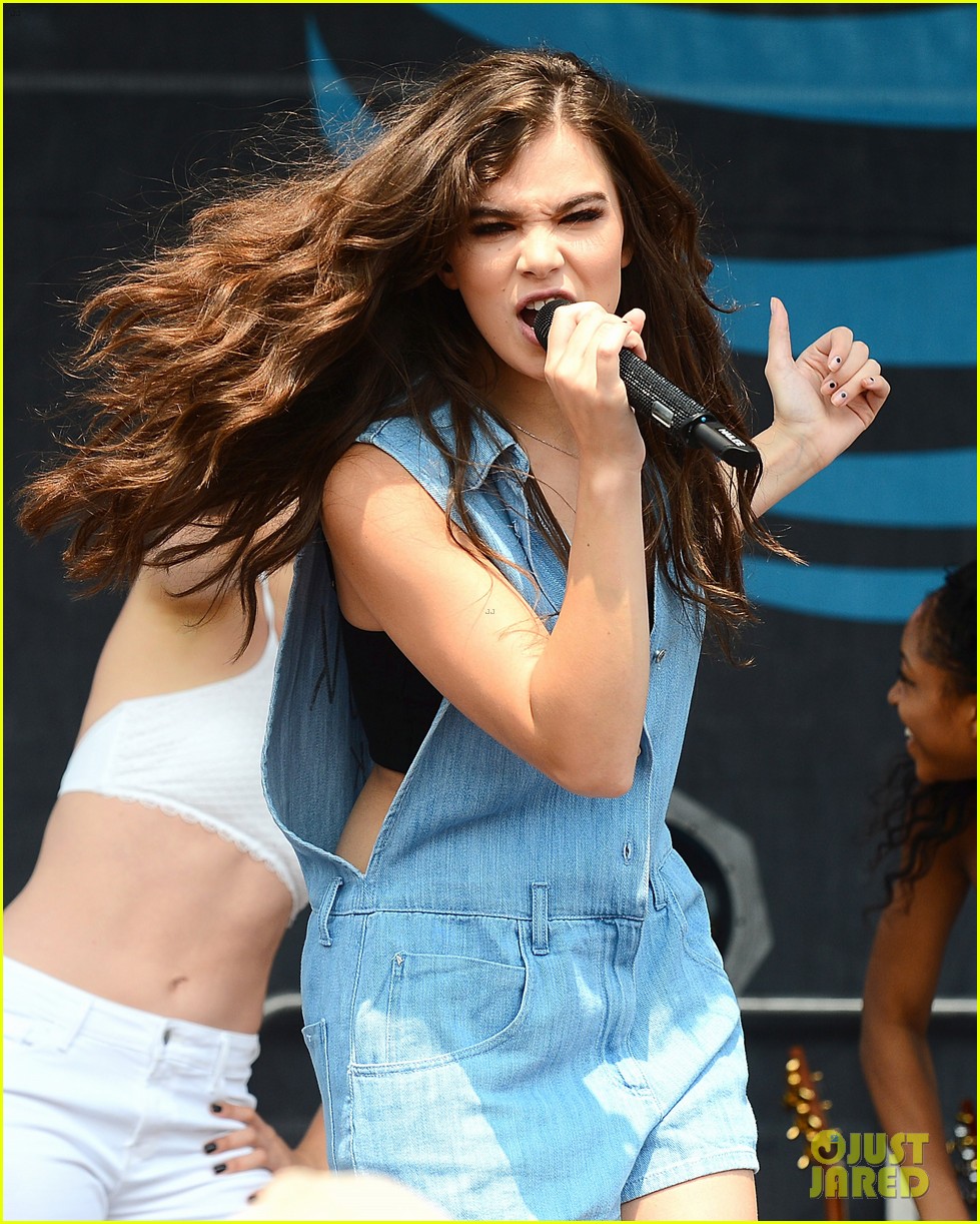 Full Sized Photo of hailee steinfeld shows off her new merch505