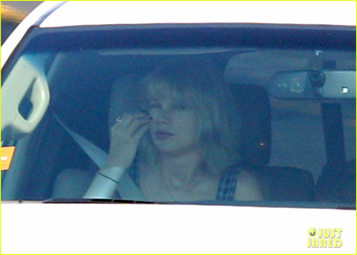 Taylor Swift Flies Out of Rhode Island with Boyfriend Tom Hiddleston ...