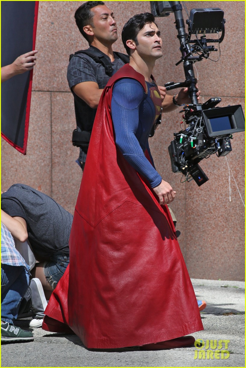 Full Sized Photo Of Tyler Hoechlin Saves Day On Supergirl As Superman Filming Tyler