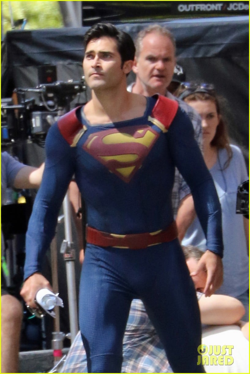 Tyler Hoechlin Saves The Day As Superman While Filming For Supergirl Photo 1003556 Photo