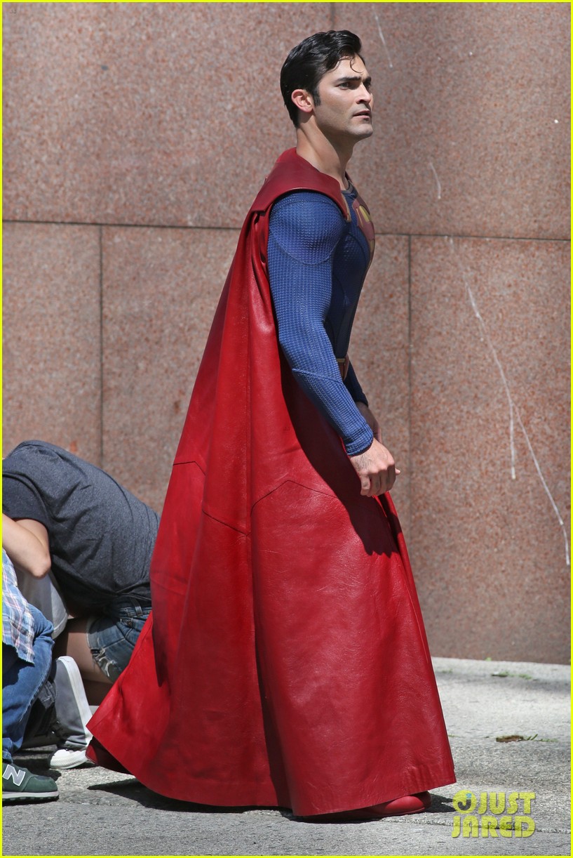 Tyler Hoechlin Saves The Day As Superman While Filming For Supergirl Photo 1003558 Photo