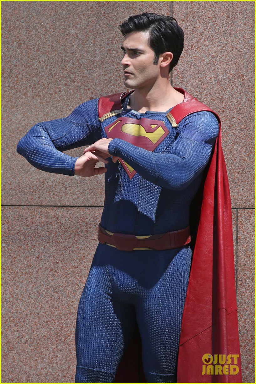 Full Sized Photo Of Tyler Hoechlin Saves Day On Supergirl As Superman Filming Tyler