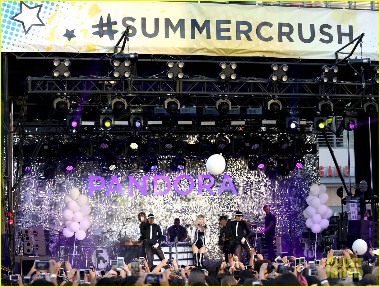 5 Seconds Of Summer And Daya Celebrate Summer At Pandoras Summer Crush Concert With Fergie 1531