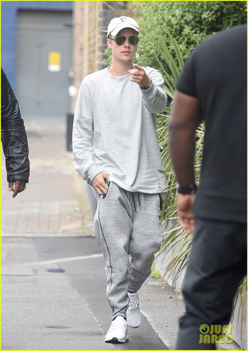 Full Sized Photo of justin bieber rocks v festival in england00706 ...