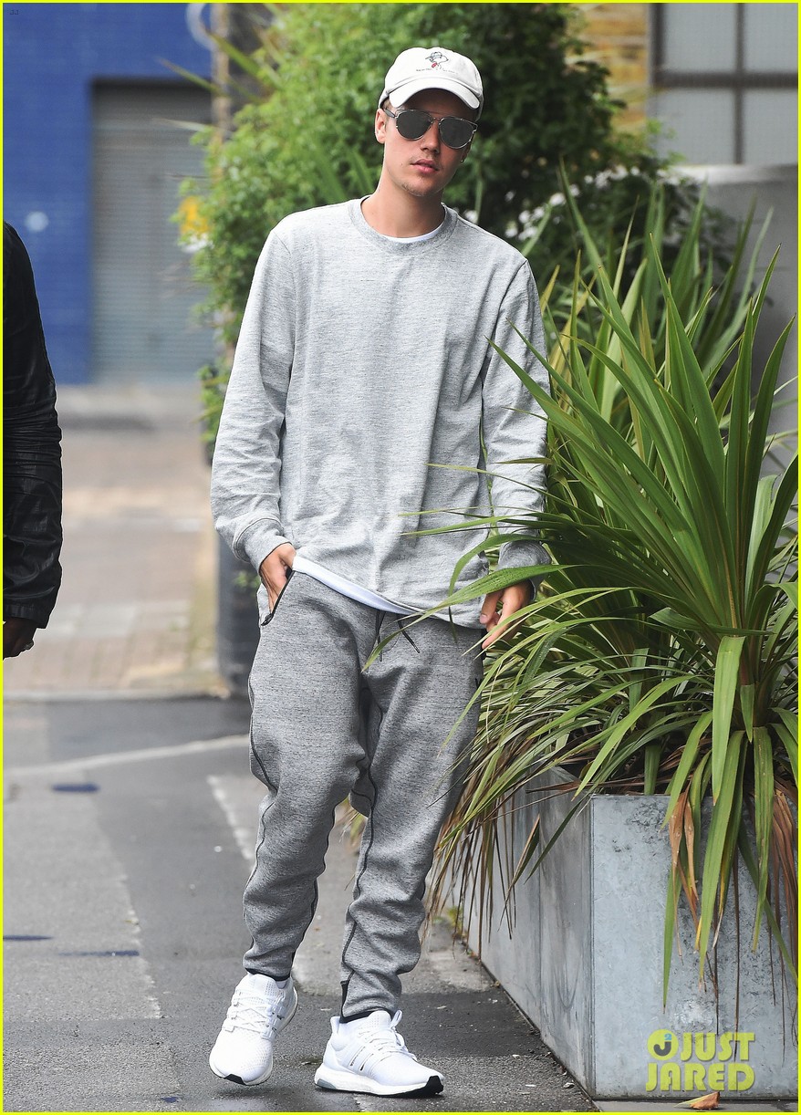 Justin Bieber Chills in London Before V Festival Performance | Photo ...