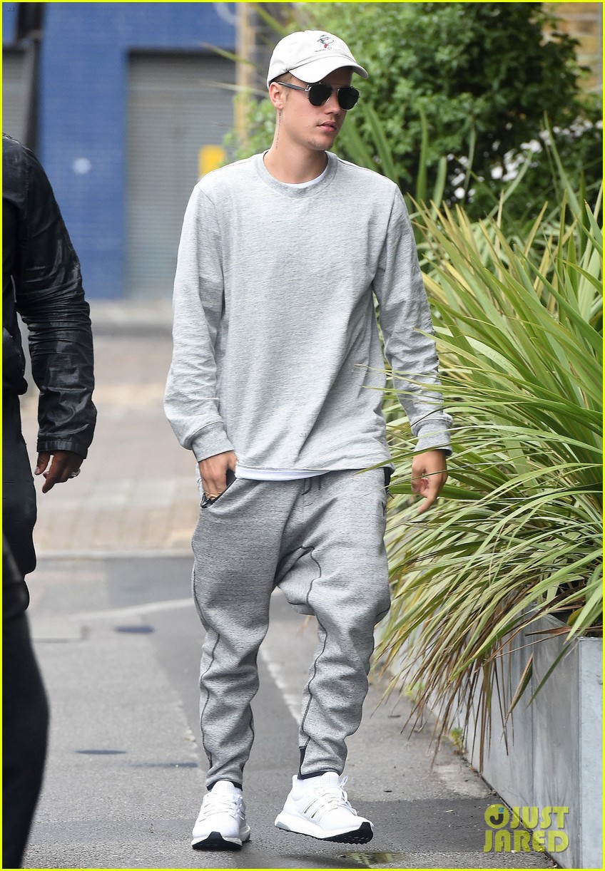 SPOTTED: Justin Bieber in Supreme and F.O.G – PAUSE Online