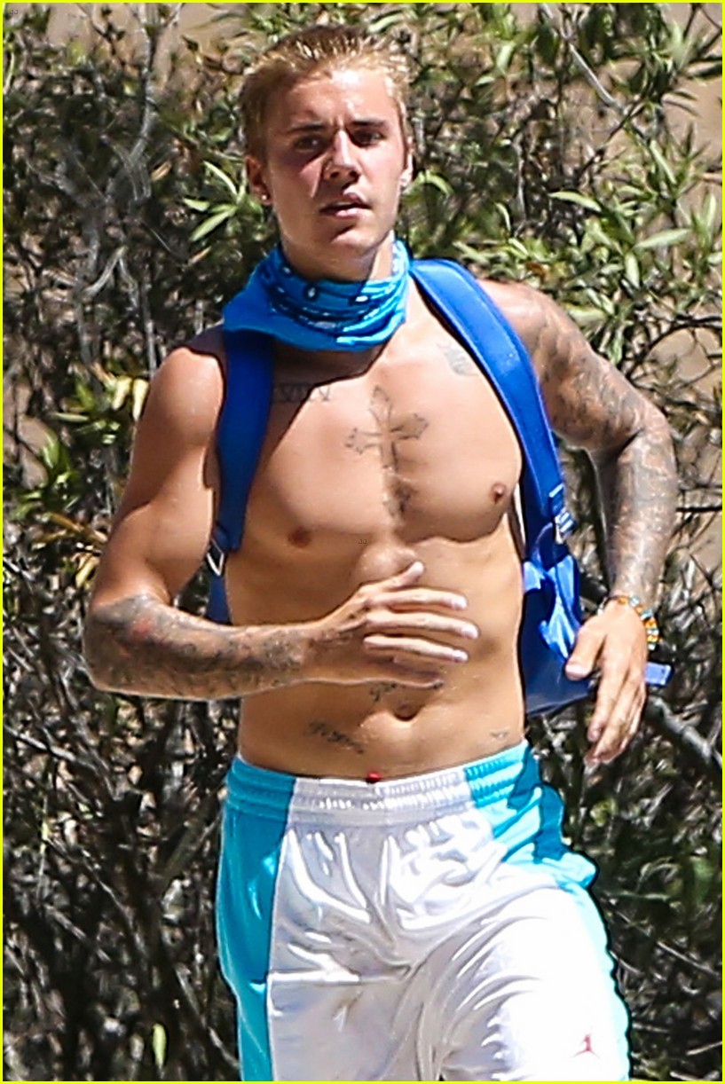 Justin Bieber Shows Off His Muscles On Afternoon Hike Photo 1018162 Photo Gallery Just