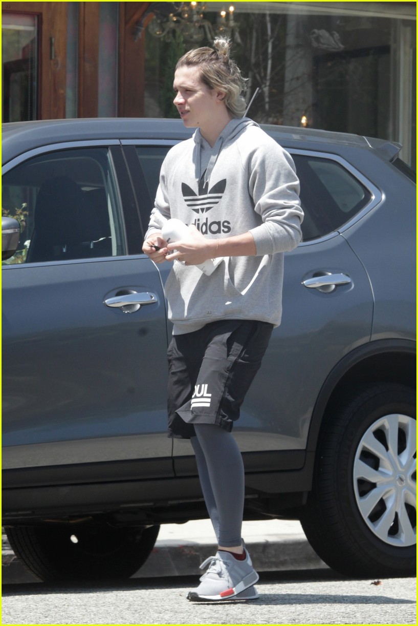 Brooklyn Beckham Shows Off His Toned Abs in Shirtless Gym Photo | Photo ...