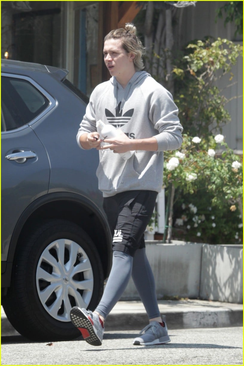 Brooklyn Beckham Shows Off His Toned Abs In Shirtless Gym Photo | Photo ...