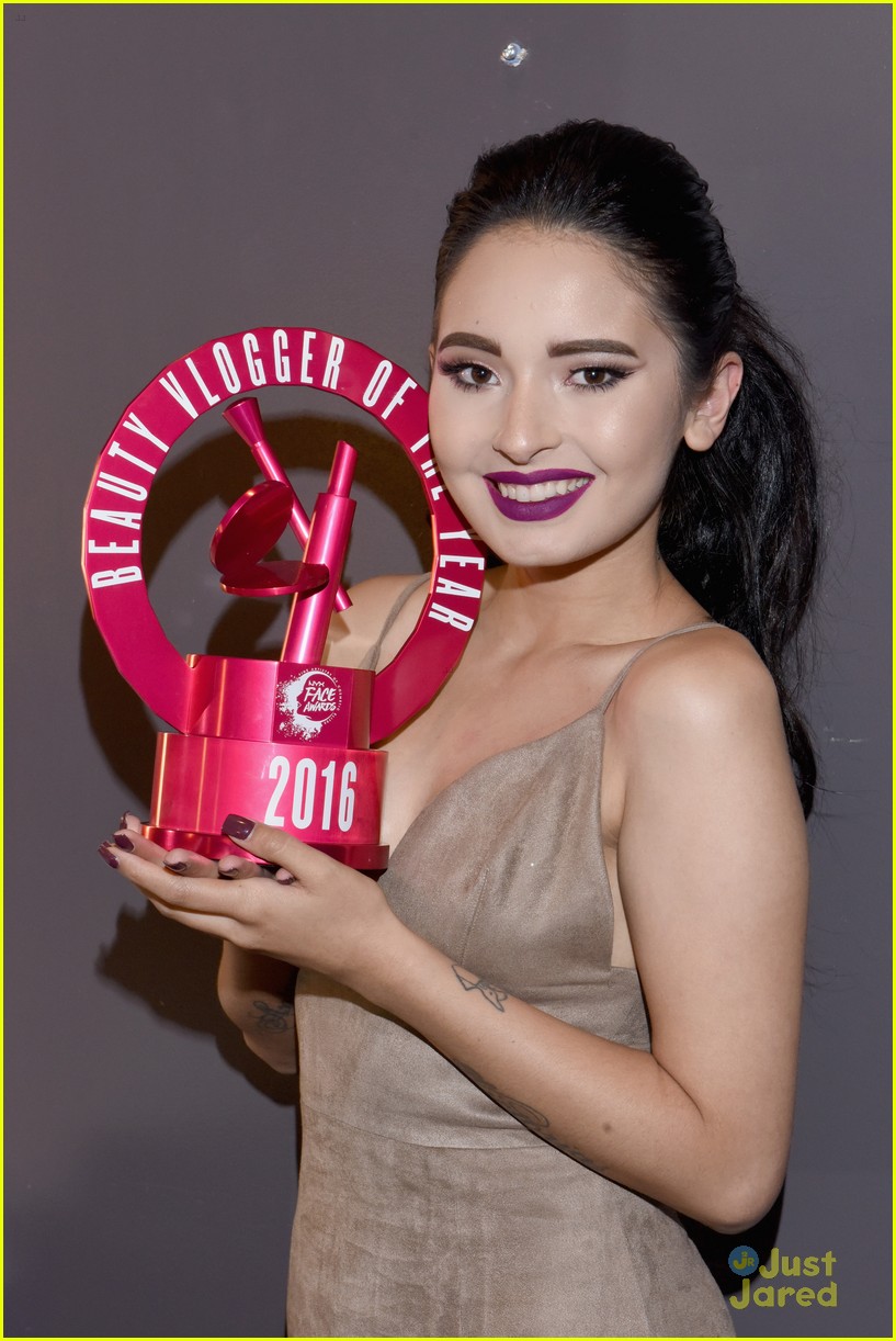 Laura Sanchez Wins Beauty Vlogger Of The Year At Nyx Face Awards Chloe X Halle Perform Photo 