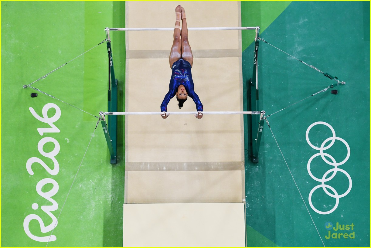 Team GB's Gymnast Elissa Downie Falls on Neck during Floor