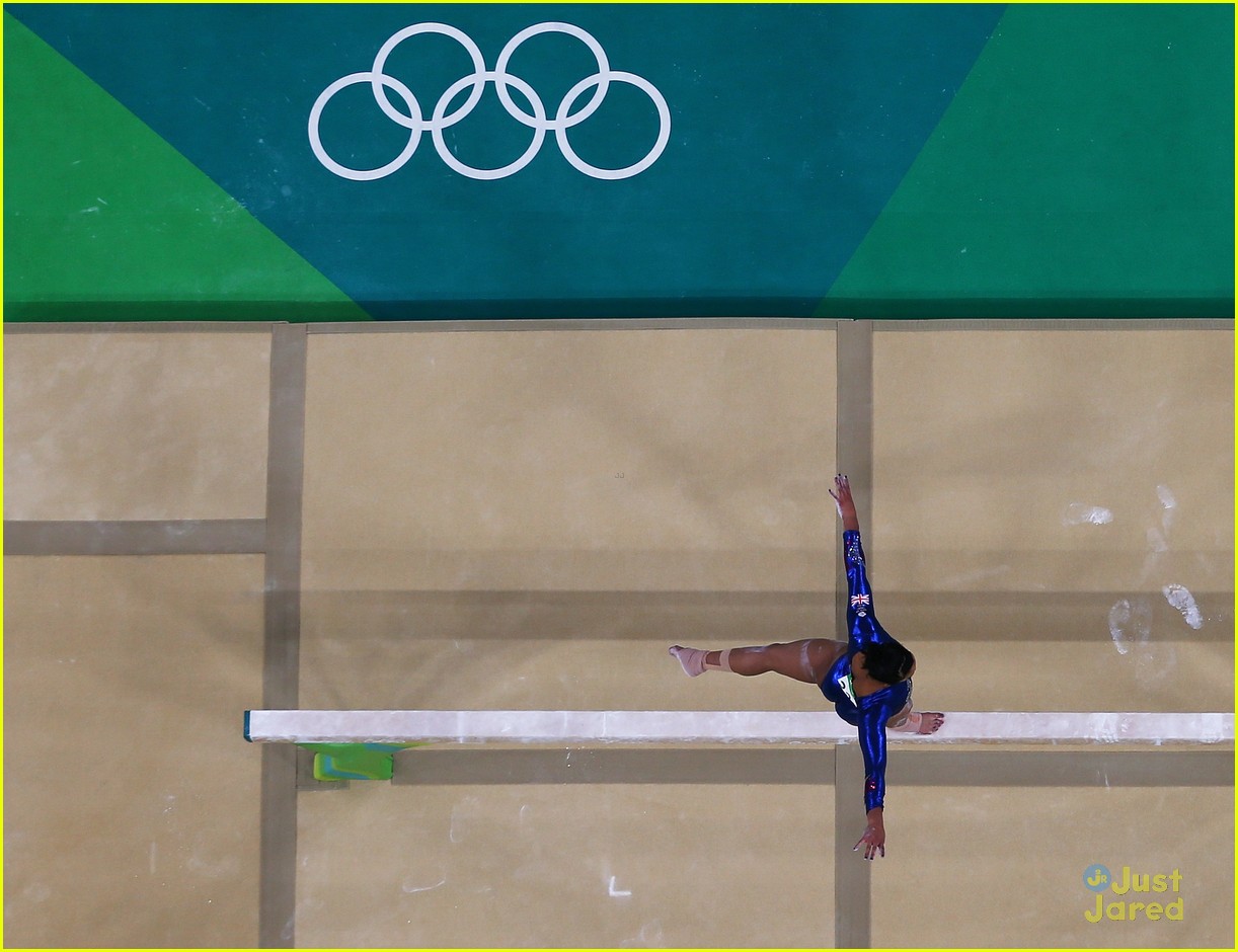 Team GB's Gymnast Elissa Downie Falls on Neck during Floor