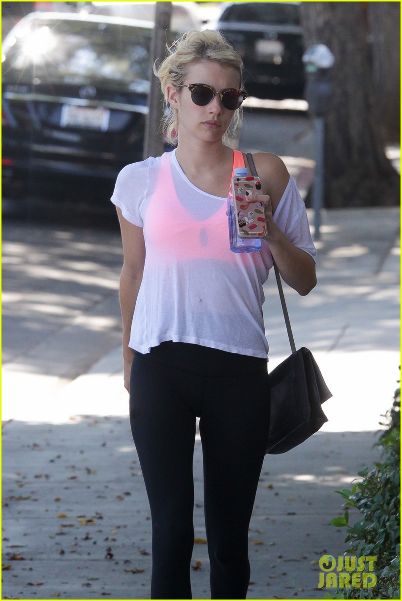 Full Sized Photo of emma roberts pink sports bra gym 11 Emma Roberts
