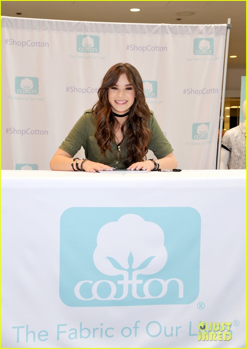 Hailee Steinfeld Hosts Cotton Inc Meet & Greet Ahead of VMAs Photo