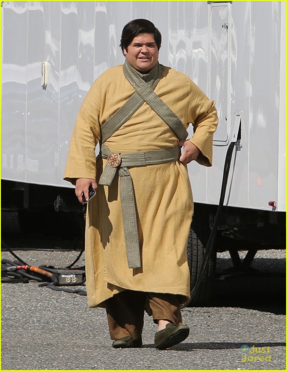 harvey guillen benedict wardrobe look magicians set 01