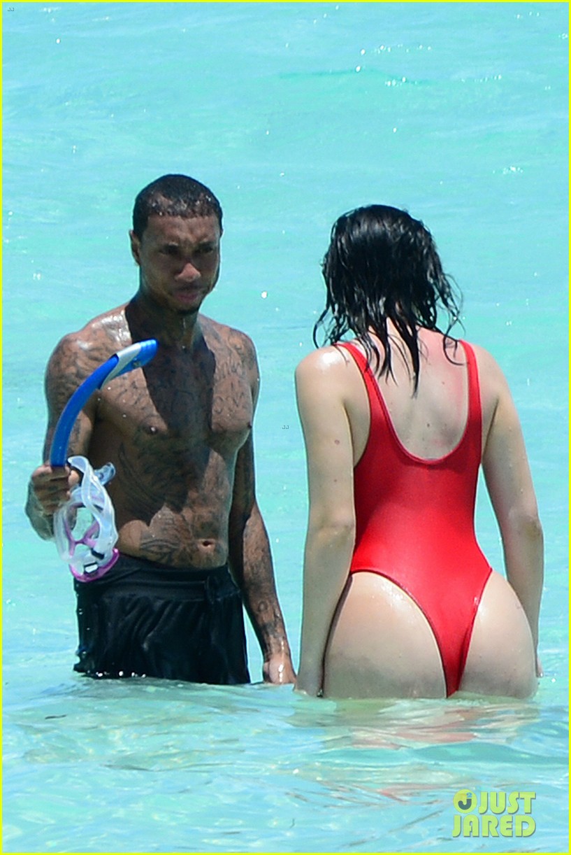 Kylie Jenner Embraces Tyga In Turks And Caicos For Birthday Celebration Photo 1009724 Photo