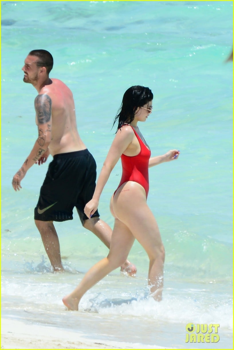 Kylie Jenner Embraces Tyga In Turks Caicos For Birthday Celebration Photo Photo