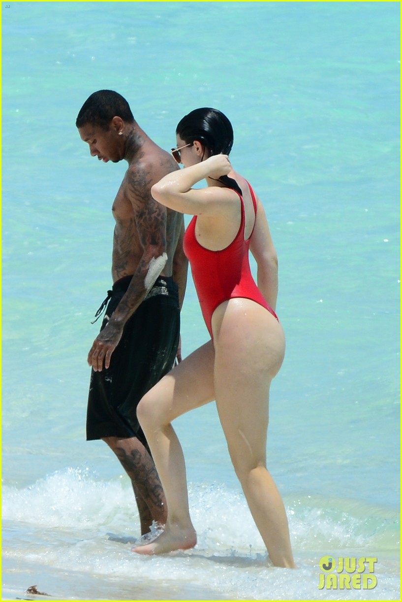 Kylie Jenner Embraces Tyga In Turks Caicos For Birthday Celebration Photo Photo